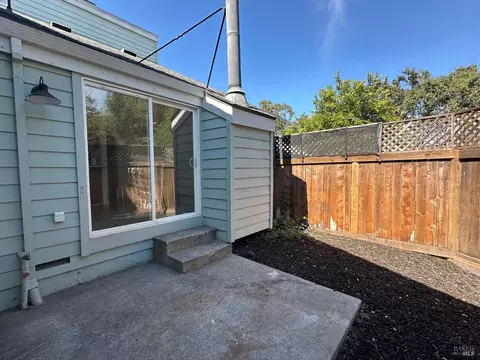 Exterior - 230 Courtyards E, Windsor, CA 95492 photo 2 of 9