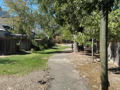 Exterior - 230 Courtyards E, Windsor, CA 95492 photo 9 of 9