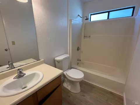 Bath - 230 Courtyards E, Windsor, CA 95492 photo 2 of 2