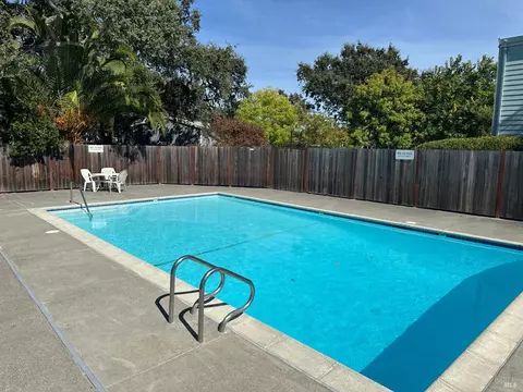 Exterior - 230 Courtyards E, Windsor, CA 95492 photo 5 of 9