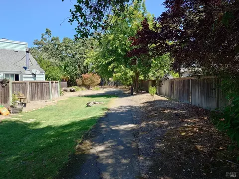 Exterior - 230 Courtyards E, Windsor, CA 95492 photo 8 of 9