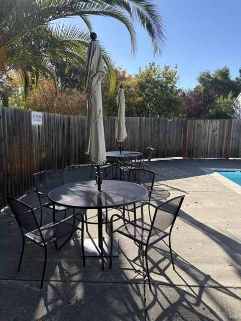 Exterior - 230 Courtyards E, Windsor, CA 95492 photo 5 of 7