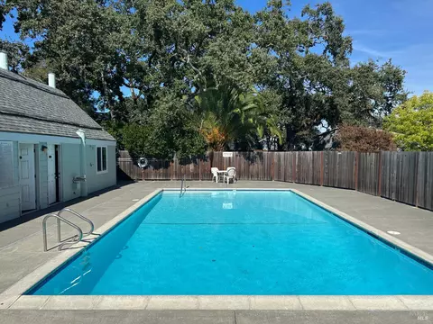 Exterior - 230 Courtyards E, Windsor, CA 95492 photo 4 of 9