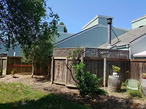 Exterior - 230 Courtyards E, Windsor, CA 95492 photo 7 of 9