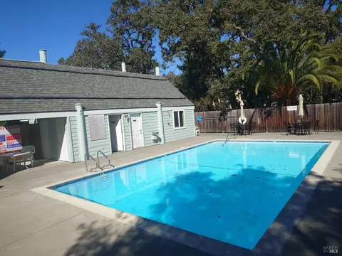 Exterior - 230 Courtyards E, Windsor, CA 95492 photo 4 of 7