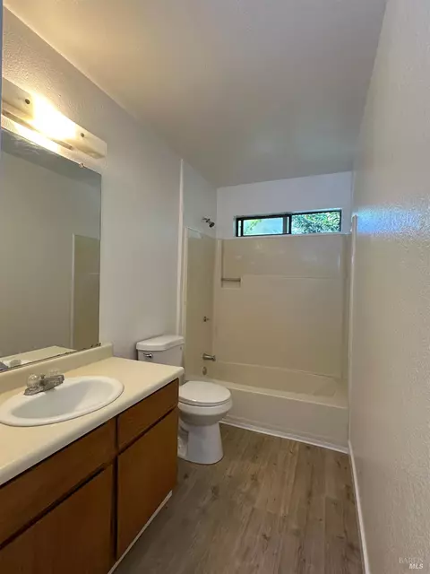 Bath - 230 Courtyards E, Windsor, CA 95492 photo 1 of 2
