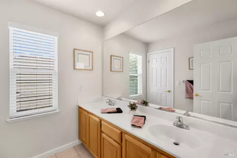Bath - 1361 Birdie Dr, Windsor, CA 95492 photo 6 of 7
