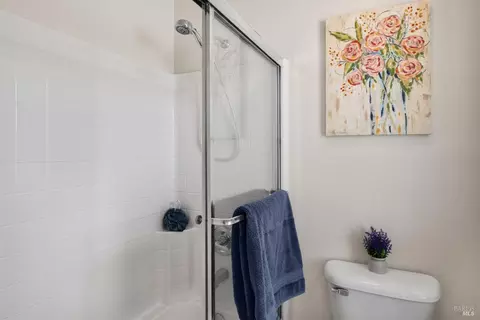Bath - 1361 Birdie Dr, Windsor, CA 95492 photo 7 of 7