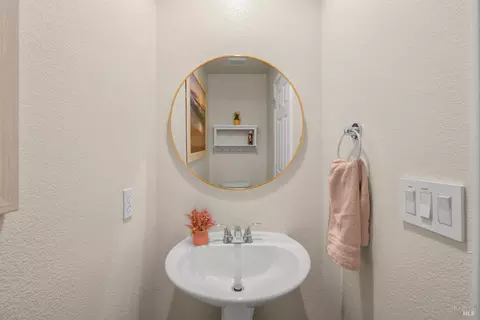 Bath - 1361 Birdie Dr, Windsor, CA 95492 photo 1 of 7