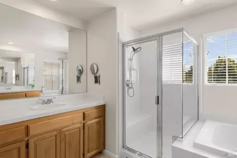 Bath - 1361 Birdie Dr, Windsor, CA 95492 photo 4 of 7