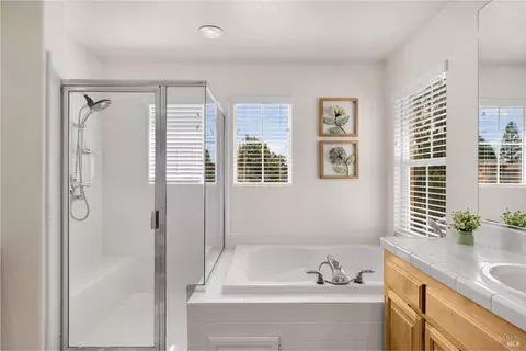 Bath - 1361 Birdie Dr, Windsor, CA 95492 photo 2 of 7