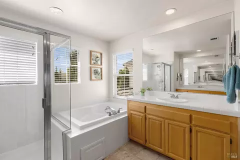 Bath - 1361 Birdie Dr, Windsor, CA 95492 photo 5 of 7
