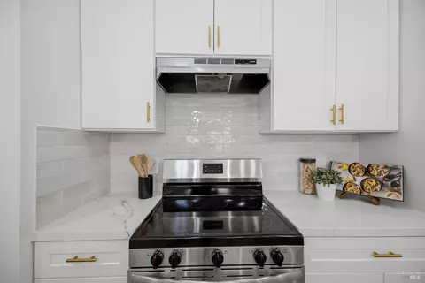 Kitchen - 855 Meadowlark Dr, Fairfield, CA 94533 photo 5 of 7