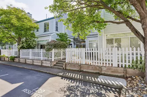 326 Commodore Dr, Richmond, CA 94804