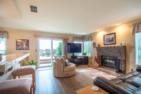 Living - 168 Breezewalk Dr, Vallejo, CA 94591 photo 5 of 6