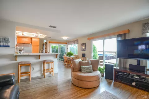 Living - 168 Breezewalk Dr, Vallejo, CA 94591 photo 4 of 6