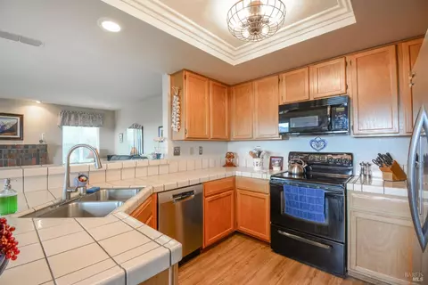 Kitchen - 168 Breezewalk Dr, Vallejo, CA 94591 photo 2 of 3