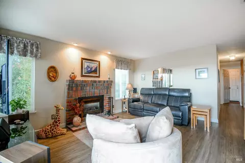 Living - 168 Breezewalk Dr, Vallejo, CA 94591 photo 2 of 6