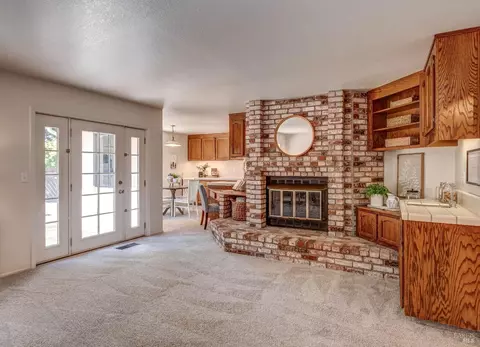 Living - 301 Darley Dr, Vallejo, CA 94591 photo 4 of 5