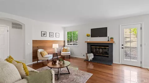 Living - 1252 B St, Petaluma, CA 94952 photo 6 of 6