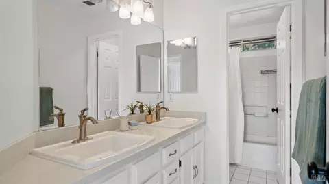 Bath - 1252 B St, Petaluma, CA 94952 photo 4 of 5