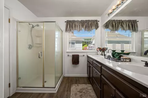 Bath - 34 W Brookside Dr, Cloverdale, CA 95425 photo 3 of 4