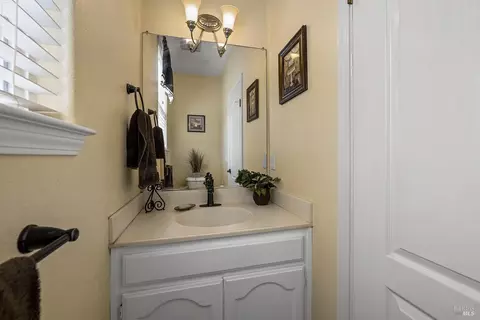 Bath - 34 W Brookside Dr, Cloverdale, CA 95425 photo 1 of 4