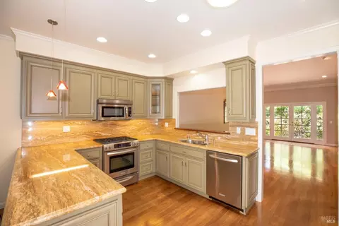 154 White Oak Dr, Santa Rosa, CA 95409