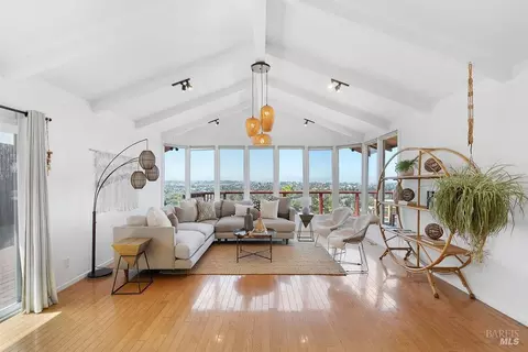 Living - 335 Skyline Dr, Vallejo, CA 94591 photo 5 of 7
