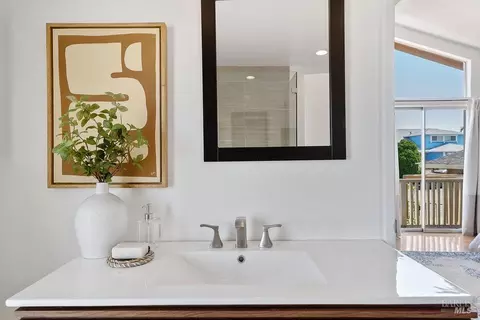 Bath - 335 Skyline Dr, Vallejo, CA 94591 photo 3 of 5