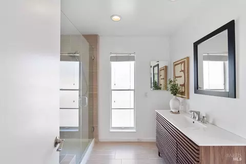 Bath - 335 Skyline Dr, Vallejo, CA 94591 photo 2 of 5
