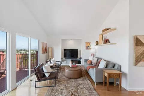 Living - 335 Skyline Dr, Vallejo, CA 94591 photo 2 of 7