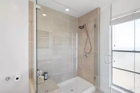 Bath - 335 Skyline Dr, Vallejo, CA 94591 photo 4 of 5