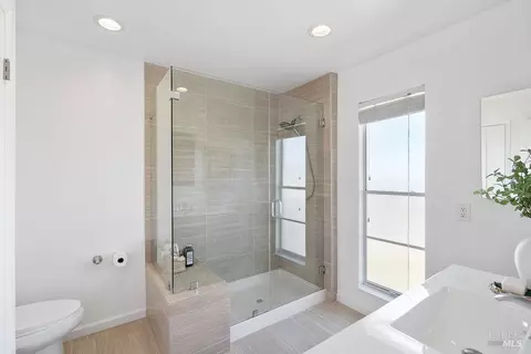 Bath - 335 Skyline Dr, Vallejo, CA 94591 photo 1 of 5