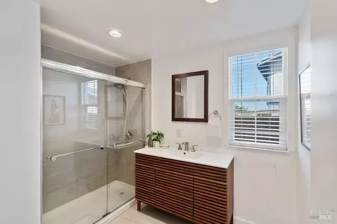 Bath - 335 Skyline Dr, Vallejo, CA 94591 photo 5 of 5