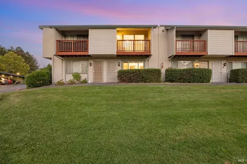 1029 Golf Course Dr, Rohnert Park, CA 94928
