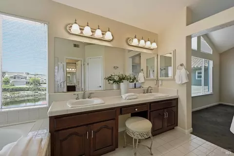 Bath - 29 Lighthouse Ct, Napa, CA 94559 photo 2 of 6