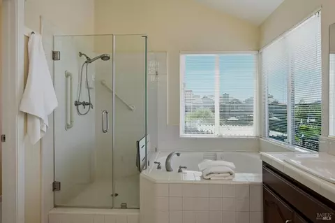 Bath - 29 Lighthouse Ct, Napa, CA 94559 photo 4 of 6