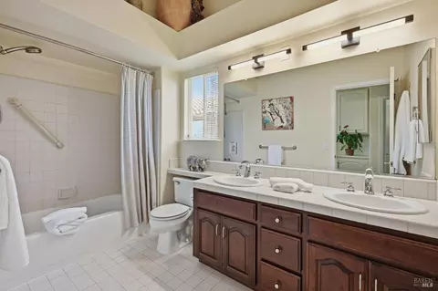 Bath - 29 Lighthouse Ct, Napa, CA 94559 photo 5 of 6