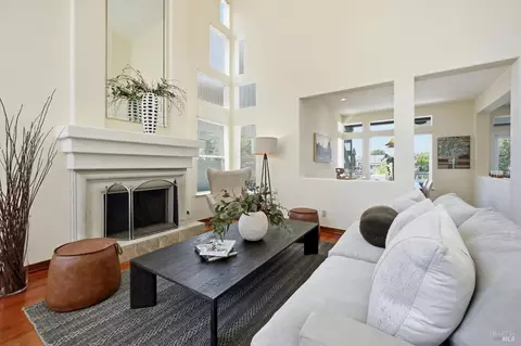 Living - 29 Lighthouse Ct, Napa, CA 94559 photo 2 of 3