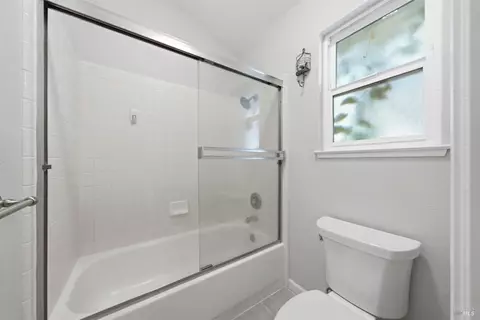 Bath - 1890 Howard Dr, Windsor, CA 95492 photo 3 of 5