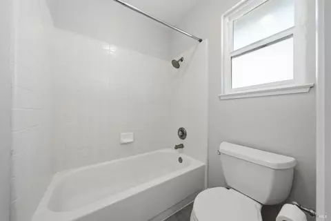 Bath - 1890 Howard Dr, Windsor, CA 95492 photo 4 of 5