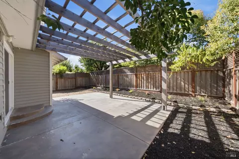 Exterior - 1890 Howard Dr, Windsor, CA 95492 photo 2 of 7