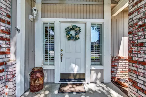 Entry Way - 2138 Devonshire Dr, Napa, CA 94559 photo 1 of 3