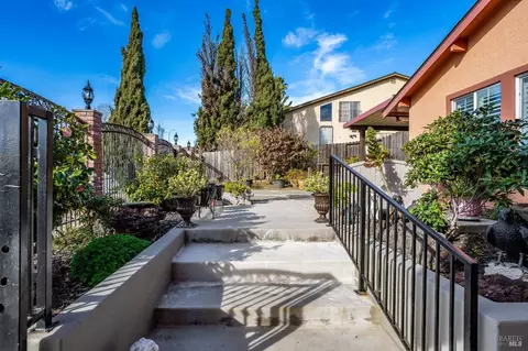 Exterior - 126 Parkhaven Dr, Vallejo, CA 94591 photo 4 of 10