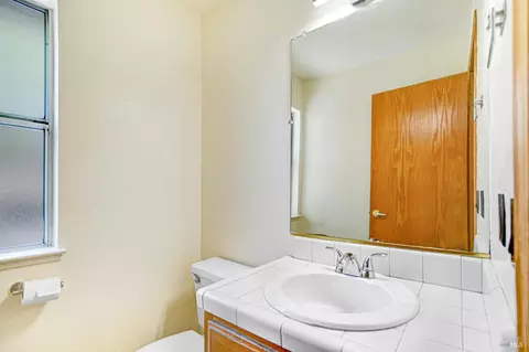 Bath - 660 Gregory Cir, Sonoma, CA 95476 photo 1 of 4