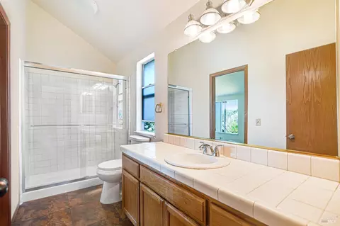 Bath - 660 Gregory Cir, Sonoma, CA 95476 photo 3 of 4