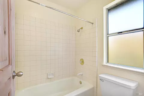Bath - 660 Gregory Cir, Sonoma, CA 95476 photo 4 of 4