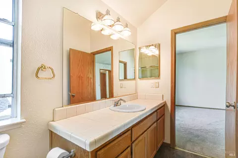 Bath - 660 Gregory Cir, Sonoma, CA 95476 photo 2 of 4