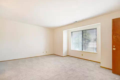 Living - 660 Gregory Cir, Sonoma, CA 95476 photo 5 of 6